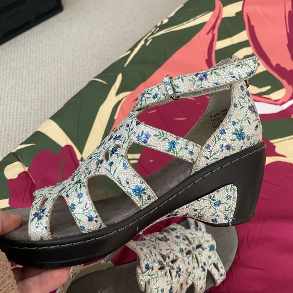 Blue Daisy wedge heal in white with blue flowers and green leaves , open toe